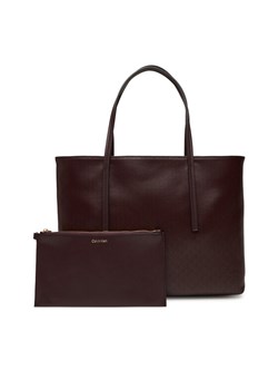Torebka Calvin Klein Emblem Aop Small Tote LV04F3267G Bordowy ze sklepu eobuwie.pl w kategorii Torby Shopper bag - zdjęcie 184799830