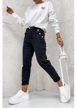 SPODNIE MOM FIT Z OZDOBNYMI GUZIKAMI NA KIESZENIACH - CZARNE ze sklepu olika.com.pl w kategorii Jeansy damskie - zdjęcie 184809013