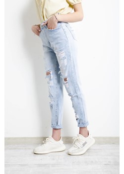SPODNIE JEANSOWE MOM FIT Z PRZETARCIAMI ze sklepu olika.com.pl w kategorii Jeansy damskie - zdjęcie 184809284