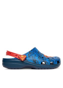 Crocs Klapki Superman Classic Clog 211131 Niebieski ze sklepu MODIVO w kategorii Klapki męskie - zdjęcie 184810924