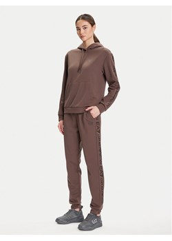 EA7 Emporio Armani Dres 7W000789 AF18880 U6063 Brązowy Regular Fit ze sklepu MODIVO w kategorii Dresy damskie - zdjęcie 184810942