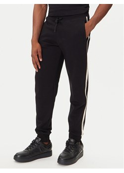 EA7 Emporio Armani Spodnie dresowe 7M000974 AF10377 UC001 Czarny Regular Fit ze sklepu MODIVO w kategorii Spodnie męskie - zdjęcie 184810991