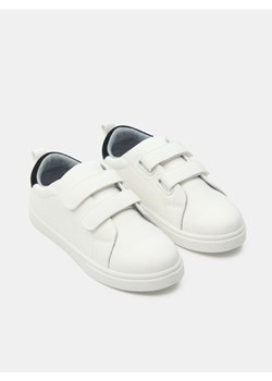 Sinsay - Klasyczne sneakersy na rzepy - biały ze sklepu Sinsay w kategorii Trampki dziecięce - zdjęcie 184815000