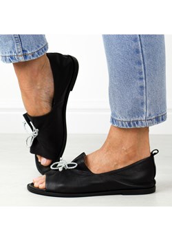 Czarne skórzane Polskie sandały damskie z zakrytą piętą Deoni D488 ze sklepu suzana.pl w kategorii Klapki damskie - zdjęcie 184821933