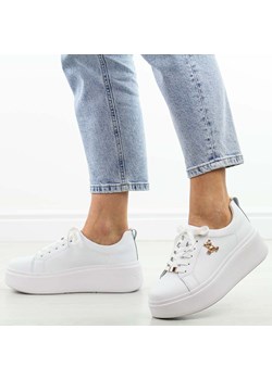 Białe skórzane sneakersy damskie na platformie Filippo Dp6246/25 ze sklepu suzana.pl w kategorii Trampki damskie - zdjęcie 184827563