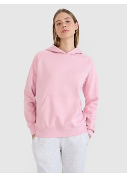 Damska bluza dresowa nierozpinana z kapturem 4F 4FWMM00TSWSF1764 - różowa ze sklepu Sportstylestory.com w kategorii Bluzy damskie - zdjęcie 184839610