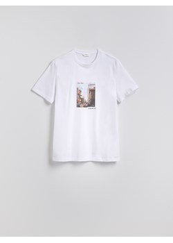 Reserved - T-shirt regular z nadrukiem - biały - id: 382EX-00X - marki Reserved - 184841460 Reserved - T-shirt regular z nadrukiem - biały ze sklepu Reserved w kategorii T-shirty męskie - zdjęcie 184841460