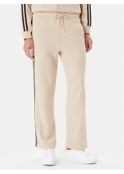 EA7 Emporio Armani Spodnie dresowe 7W000568 AF15528 U1046 Beżowy Relaxed Fit ze sklepu MODIVO w kategorii Spodnie damskie - zdjęcie 184842063
