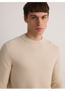 Reserved - Bawełniany sweter ze strukturalnej dzianiny - beżowy ze sklepu Reserved w kategorii Swetry męskie - zdjęcie 184851613