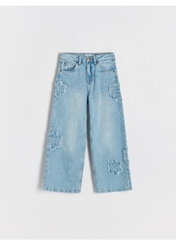 Reserved - Jeansy super wide leg z aplikacją - niebieski - id: 755CV-50J - marki Reserved - 184854250 Reserved - Jeansy super wide leg z aplikacją - niebieski ze sklepu Reserved w kategorii Spodnie dziewczęce - zdjęcie 184854250