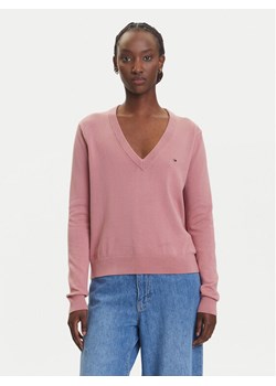 Tommy Jeans Sweter Essential DW0DW19888 Różowy Regular Fit ze sklepu MODIVO w kategorii Swetry damskie - zdjęcie 184857960
