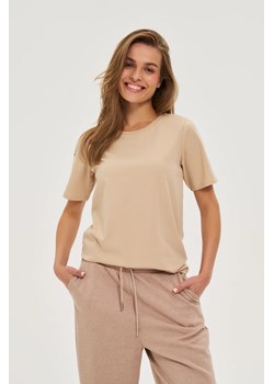 Gładki t-shirt beżowy - id: 32375 - marki Moodo.pl - 184862622 Gładki t-shirt beżowy ze sklepu Moodo.pl w kategorii Bluzki damskie - zdjęcie 184862622