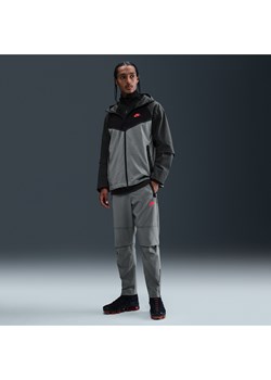 Męskie spodnie z tkaniny z luźnymi nogawkami Nike Tech - Szary ze sklepu Nike poland w kategorii Spodnie męskie - zdjęcie 184862711