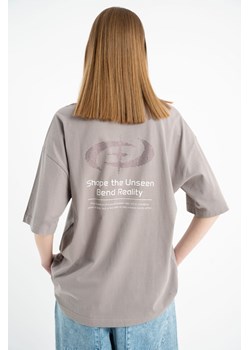 Beżowy t-shirt oversize z autorskimi grafikami ozdobiony dżetami, kolor - beżowy, rozmiar - 140 ze sklepu REPORTER w kategorii Bluzki dziewczęce - zdjęcie 184878983