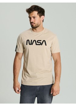 Sinsay - Koszulka z krótkim rękawem NASA - beżowy ze sklepu Sinsay w kategorii T-shirty męskie - zdjęcie 184890270