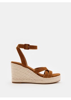 Mohito - Skórzane sandały na koturnie - brązowy ze sklepu Mohito w kategorii Espadryle damskie - zdjęcie 184893842