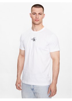 Calvin Klein Jeans T-Shirt J30J323483 Biały Regular Fit ze sklepu MODIVO w kategorii T-shirty męskie - zdjęcie 184906183