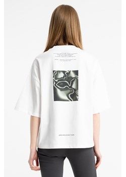 Biały t-shirt boxy z autorską grafiką z tyłu, kolor - biały, rozmiar - 170 ze sklepu REPORTER w kategorii Bluzki dziewczęce - zdjęcie 184918754