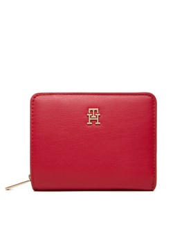Mały Portfel Damski Tommy Hilfiger Th Icon Med Za Flap AW0AW17742 Czerwony - id: 0000305369321 - marki Tommy Hilfiger - 184921500 Mały Portfel Damski Tommy Hilfiger Th Icon Med Za Flap AW0AW17742 Czerwony ze sklepu eobuwie.pl w kategorii Portfele damskie - zdjęcie 184921500