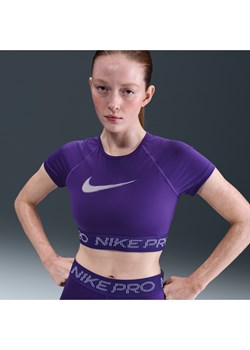 Damska koszulka o skróconym kroju z krótkim rękawem i grafiką Dri-FIT Nike Pro - Fiolet ze sklepu Nike poland w kategorii Bluzki damskie - zdjęcie 184925193