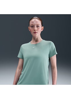 Damska koszulka z krótkim rękawem Dri-FIT Nike One Classic - Zieleń ze sklepu Nike poland w kategorii Bluzki damskie - zdjęcie 184925213