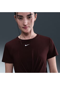 Damska koszulka z krótkim rękawem Dri-FIT Twist Nike One Classic - Czerwony - id: 41874689574new - marki Nike - 184925360 Damska koszulka z krótkim rękawem Dri-FIT Twist Nike One Classic - Czerwony ze sklepu Nike poland w kategorii Bluzki damskie - zdjęcie 184925360