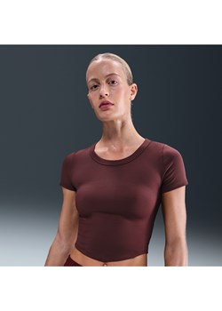 Damska koszulka o skróconym kroju z krótkim rękawem Dri-FIT Nike One Fitted - Czerwony ze sklepu Nike poland w kategorii Bluzki damskie - zdjęcie 184925361