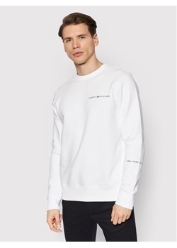 Tommy Hilfiger Bluza Multi Placement MW0MW22199 Biały Regular Fit ze sklepu MODIVO w kategorii Bluzy męskie - zdjęcie 184929291