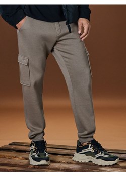 Sinsay - Spodnie tapered cargo fit - brązowy ze sklepu Sinsay w kategorii Spodnie męskie - zdjęcie 184934232
