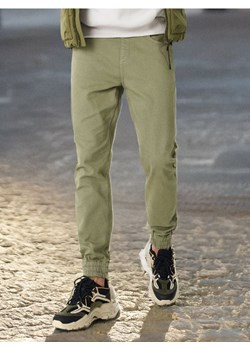 Sinsay - Jeansy jogger - zielony - id: 9507I-70X - marki Sinsay - 184934692 Sinsay - Jeansy jogger - zielony ze sklepu Sinsay w kategorii Jeansy męskie - zdjęcie 184934692