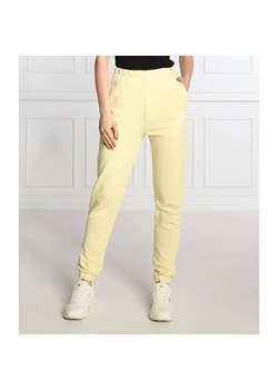 GUESS ACTIVE Spodnie dresowe BRYONY | Regular Fit ze sklepu Gomez Fashion Store w kategorii Spodnie damskie - zdjęcie 184947383