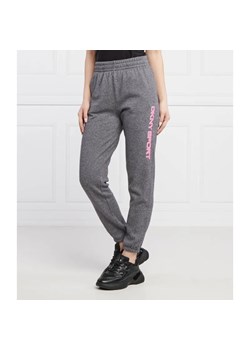 DKNY Sport Spodnie dresowe LAYERED | Regular Fit ze sklepu Gomez Fashion Store w kategorii Spodnie damskie - zdjęcie 184947384