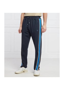 GUESS ACTIVE Spodnie dresowe MATTHEW | Regular Fit ze sklepu Gomez Fashion Store w kategorii Spodnie męskie - zdjęcie 184947464