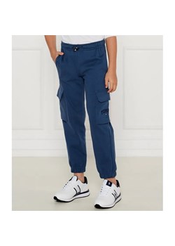 Tommy Hilfiger Spodnie VARSITY EMBR CARGO | Regular Fit ze sklepu Gomez Fashion Store w kategorii Spodnie chłopięce - zdjęcie 184947661