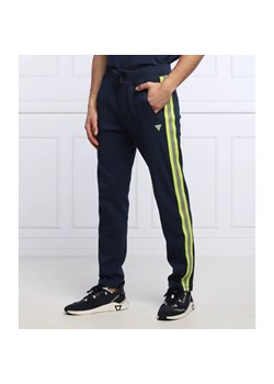 GUESS ACTIVE Spodnie dresowe RUSSELL | Regular Fit ze sklepu Gomez Fashion Store w kategorii Spodnie męskie - zdjęcie 184947941