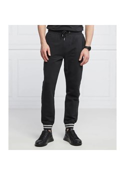GUESS Spodnie dresowe Adam | Relaxed fit ze sklepu Gomez Fashion Store w kategorii Spodnie męskie - zdjęcie 184948213