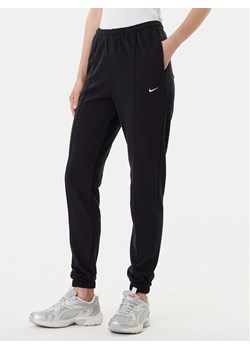 Nike Spodnie dresowe Chill Terry FN2434 Czarny Regular Fit ze sklepu MODIVO w kategorii Spodnie damskie - zdjęcie 184950083