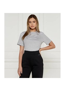 Calvin Klein T-shirt HERO LOGO | Regular Fit ze sklepu Gomez Fashion Store w kategorii Bluzki damskie - zdjęcie 184976252
