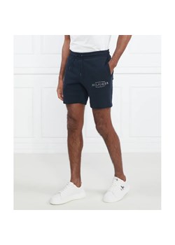 Tommy Hilfiger Szorty HILFIGER CURVE LOGO SWEATSHORT | Regular Fit ze sklepu Gomez Fashion Store w kategorii Spodenki męskie - zdjęcie 184990341