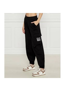 EA7 Spodnie cargo | Regular Fit ze sklepu Gomez Fashion Store w kategorii Spodnie damskie - zdjęcie 185005983
