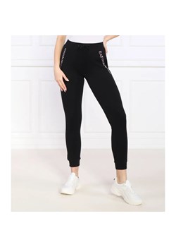 EA7 Spodnie dresowe | Regular Fit ze sklepu Gomez Fashion Store w kategorii Spodnie damskie - zdjęcie 185006024