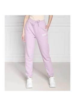 GUESS ACTIVE Spodnie dresowe ALISHA | Regular Fit ze sklepu Gomez Fashion Store w kategorii Spodnie damskie - zdjęcie 185008214