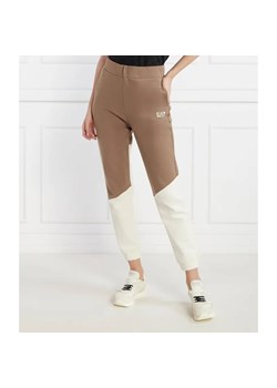 EA7 Spodnie dresowe | Regular Fit ze sklepu Gomez Fashion Store w kategorii Spodnie damskie - zdjęcie 185008634