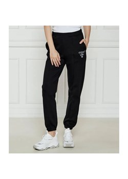 GUESS ACTIVE Spodnie dresowe ROBERTA | Regular Fit ze sklepu Gomez Fashion Store w kategorii Spodnie damskie - zdjęcie 185009724