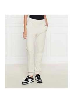 GUESS ACTIVE Spodnie dresowe | Regular Fit ze sklepu Gomez Fashion Store w kategorii Spodnie damskie - zdjęcie 185009883