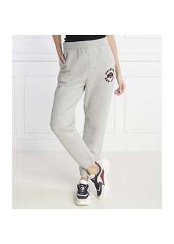 Tommy Hilfiger Spodnie dresowe VARSITY FLOCK | Relaxed fit ze sklepu Gomez Fashion Store w kategorii Spodnie damskie - zdjęcie 185010842