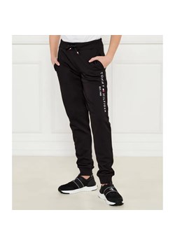 Tommy Hilfiger Spodnie dresowe | Regular Fit ze sklepu Gomez Fashion Store w kategorii Spodnie chłopięce - zdjęcie 185011961