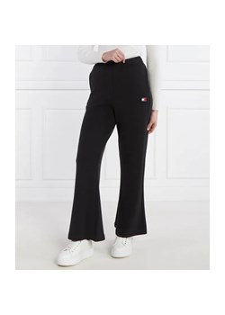 Tommy Jeans Spodnie dresowe BADGE WIDE EXT | flare fit ze sklepu Gomez Fashion Store w kategorii Spodnie damskie - zdjęcie 185012243