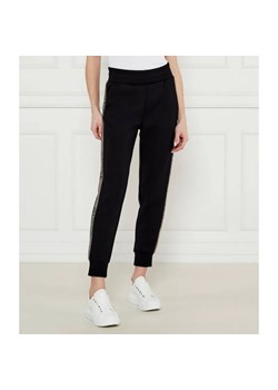 GUESS Spodnie dresowe VICTOIRE | Regular Fit ze sklepu Gomez Fashion Store w kategorii Spodnie damskie - zdjęcie 185012510