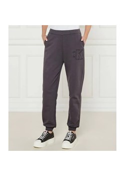 Calvin Klein Jeans Spodnie dresowe | Regular Fit ze sklepu Gomez Fashion Store w kategorii Spodnie damskie - zdjęcie 185013892